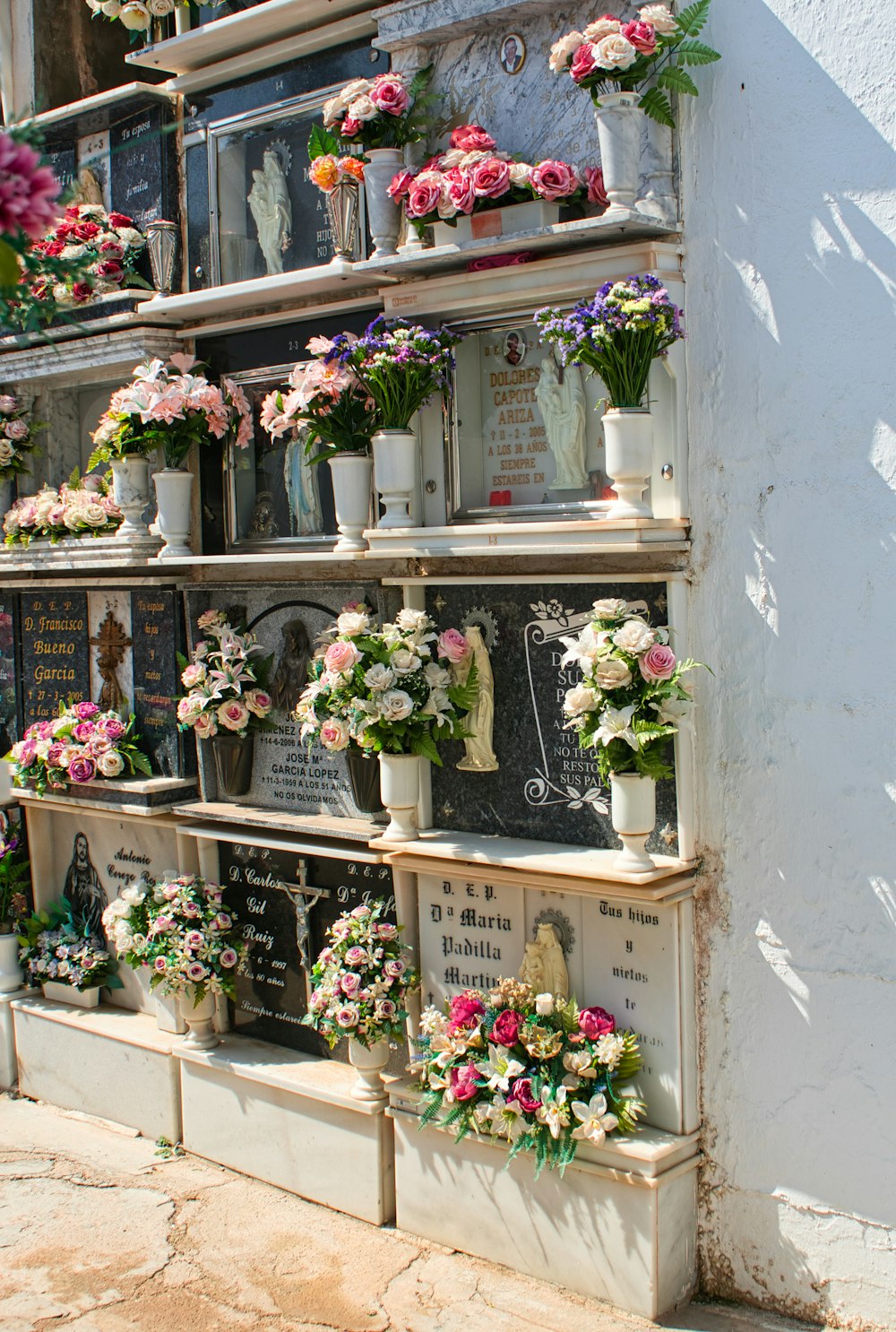 un bouquet de fleurs qui sont sur une étagère