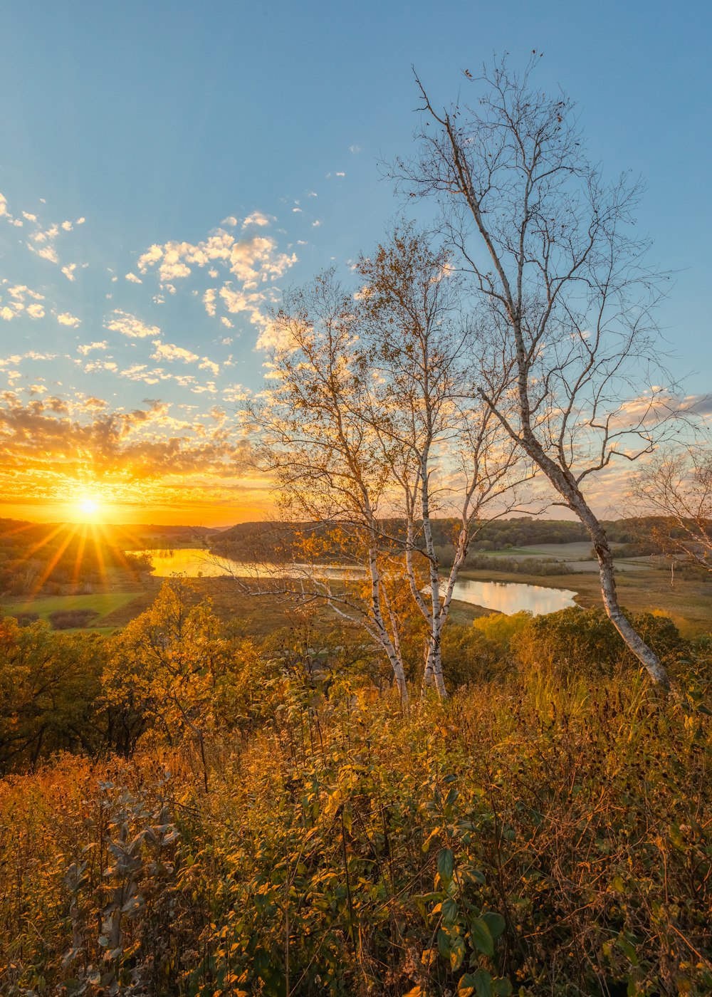 o sol está se pondo sobre um pequeno lago