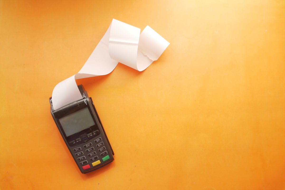 Calculadora de Juros do Cartão de Crédito: Rotativo, Parcelamento e o Teto de 100%
