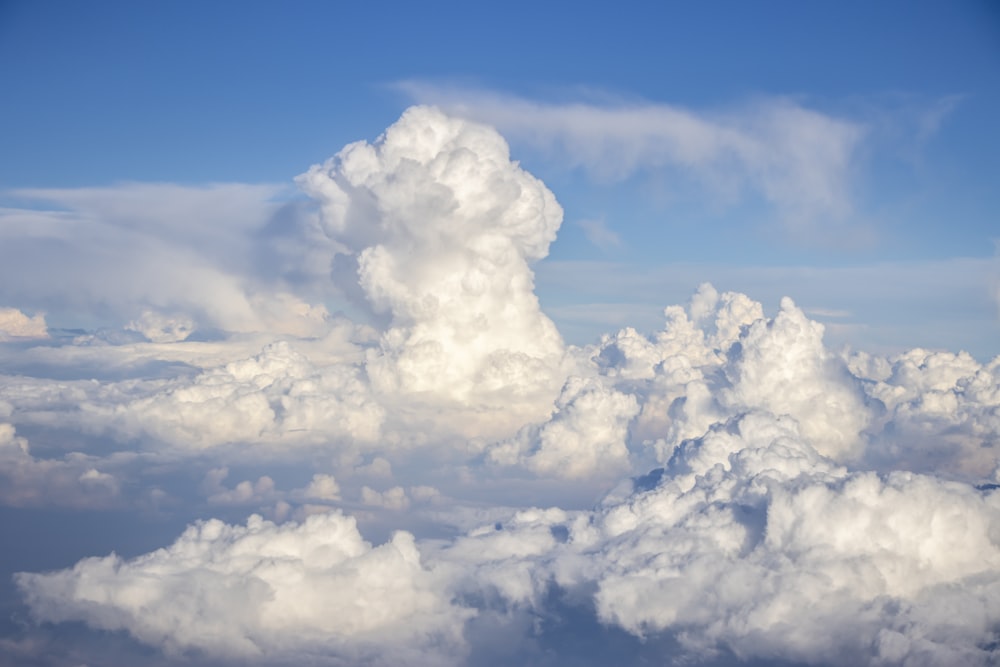Ein Blick auf Wolken aus einem Flugzeugfenster