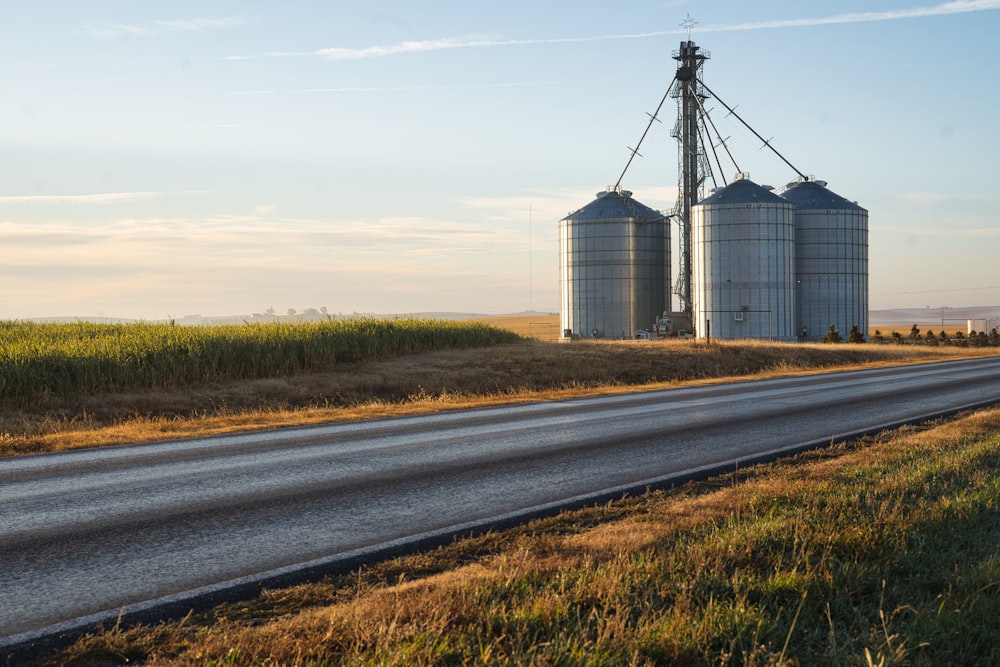 Un par de silos sentados al costado de una carretera