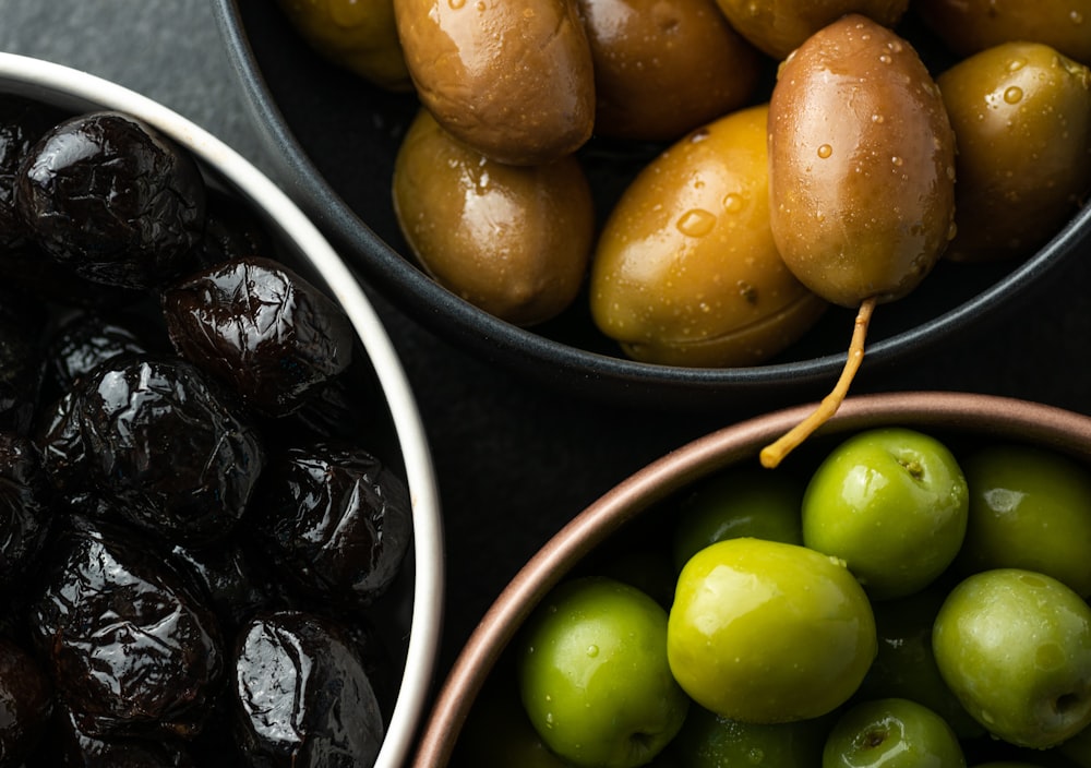 un bol d’olives, un bol d’olives vertes et un bol d’olives vertes