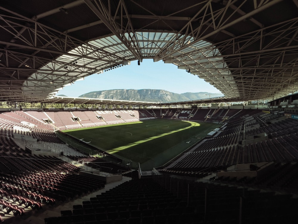 Un estadio de fútbol vacío con montañas al fondo