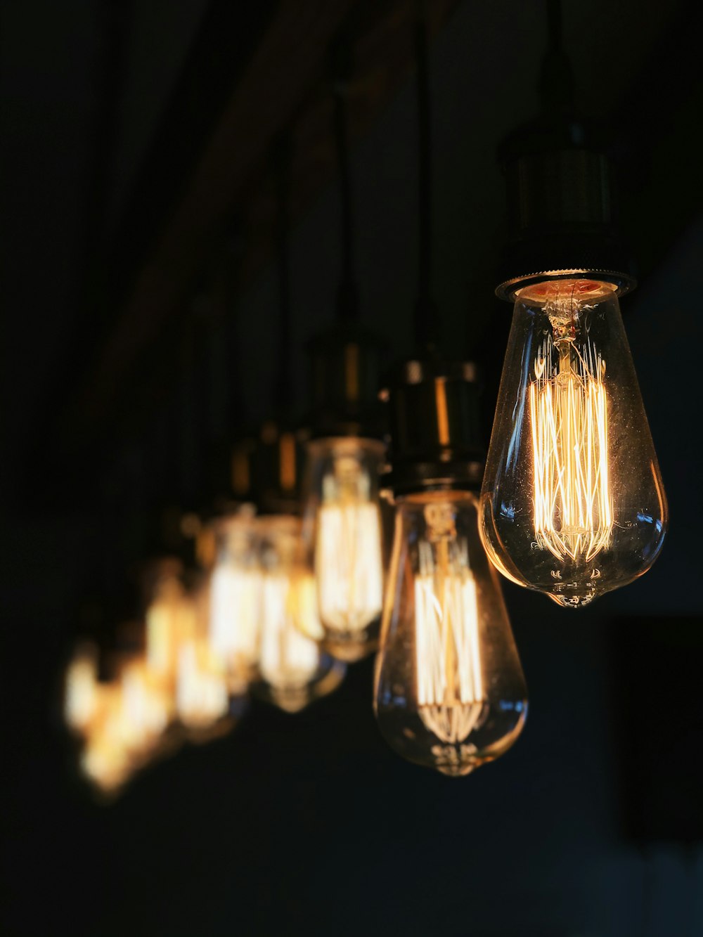 a bunch of light bulbs hanging from a ceiling