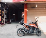 A motovueltas motorcycle parked outside a local store ready for pickup.