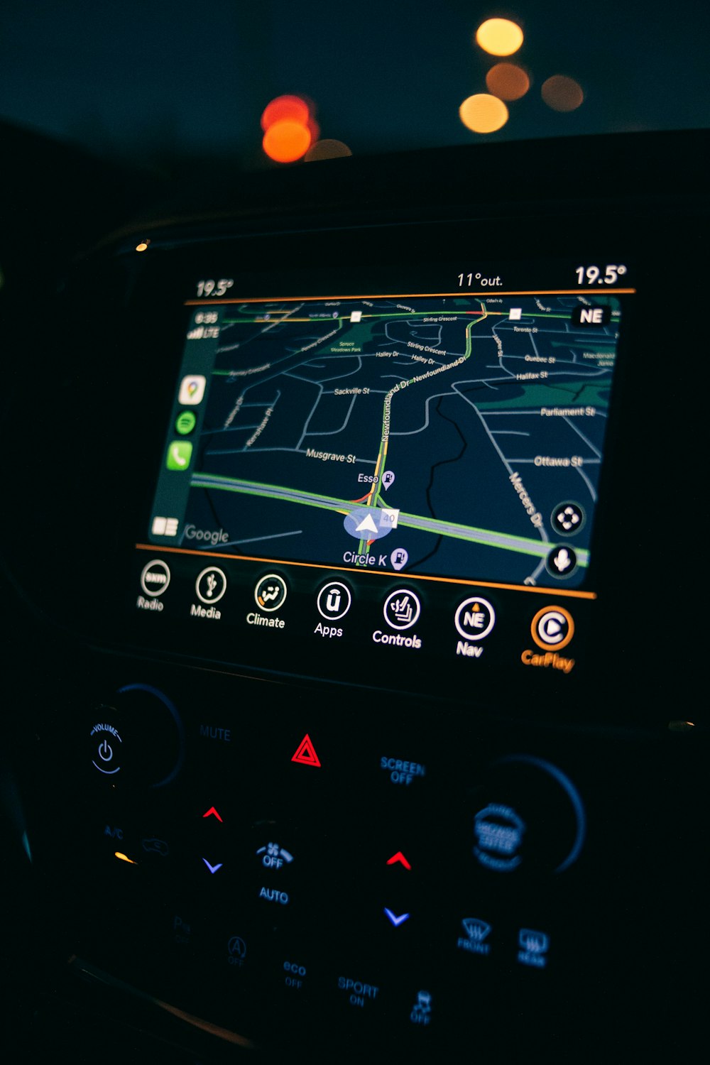 GPSデバイスが中央にある車のダッシュボード