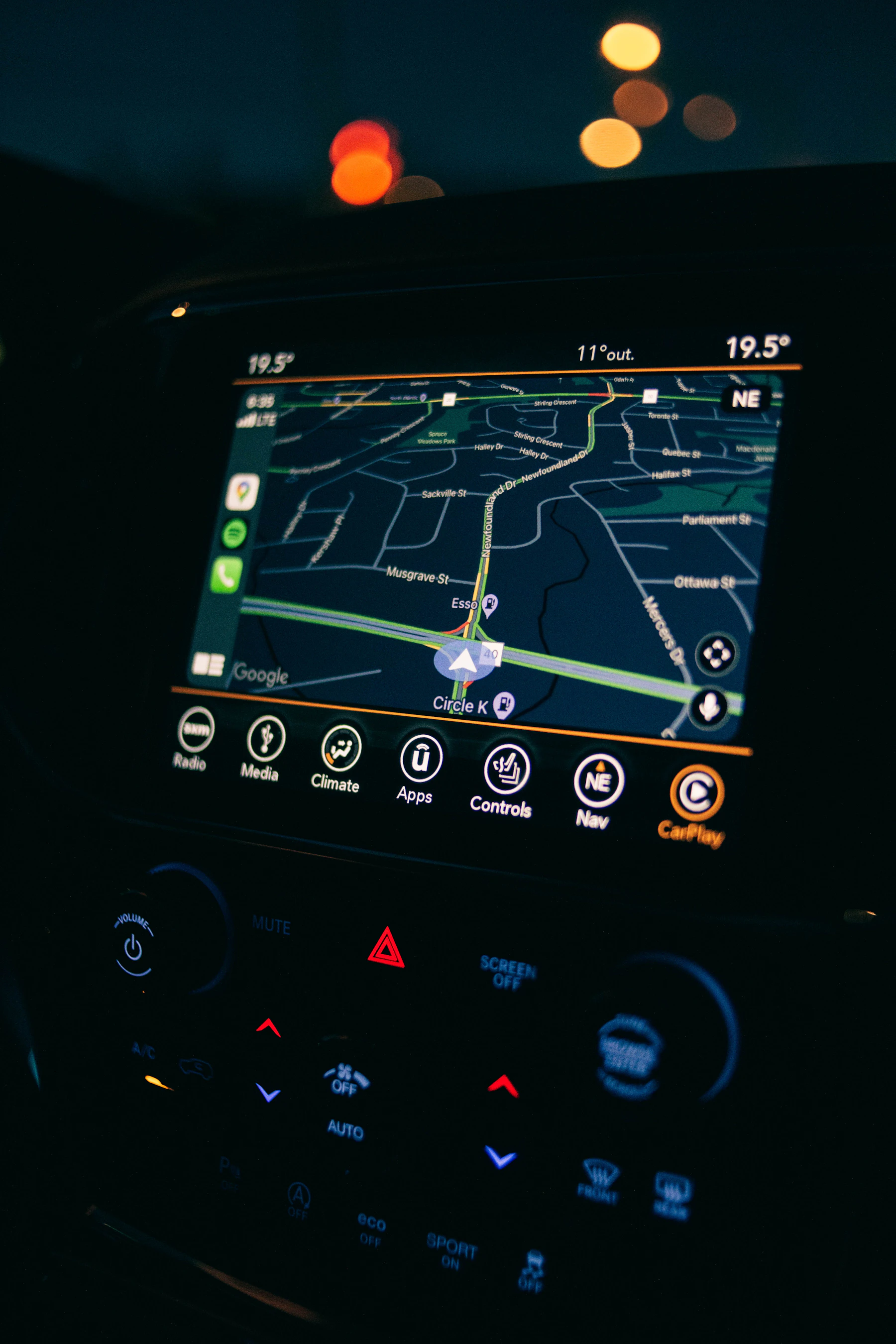 Tablero de un vehículo con dispositivo GPS instalado