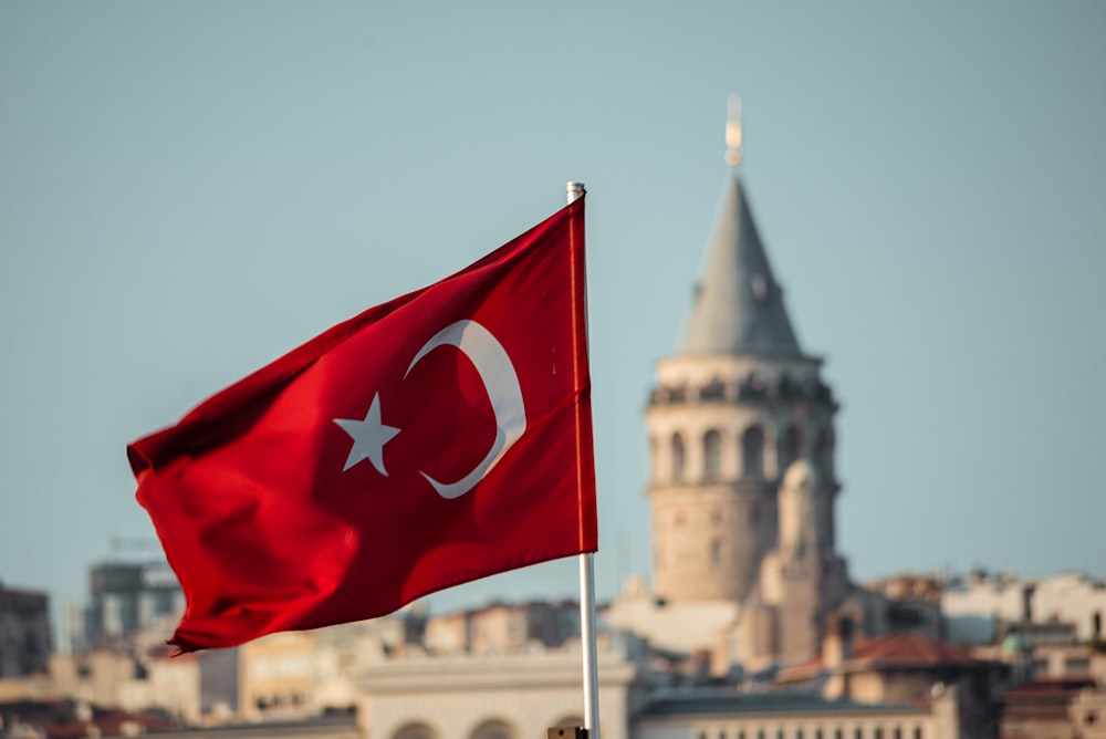 Una bandiera della Turchia che sventola davanti a una città