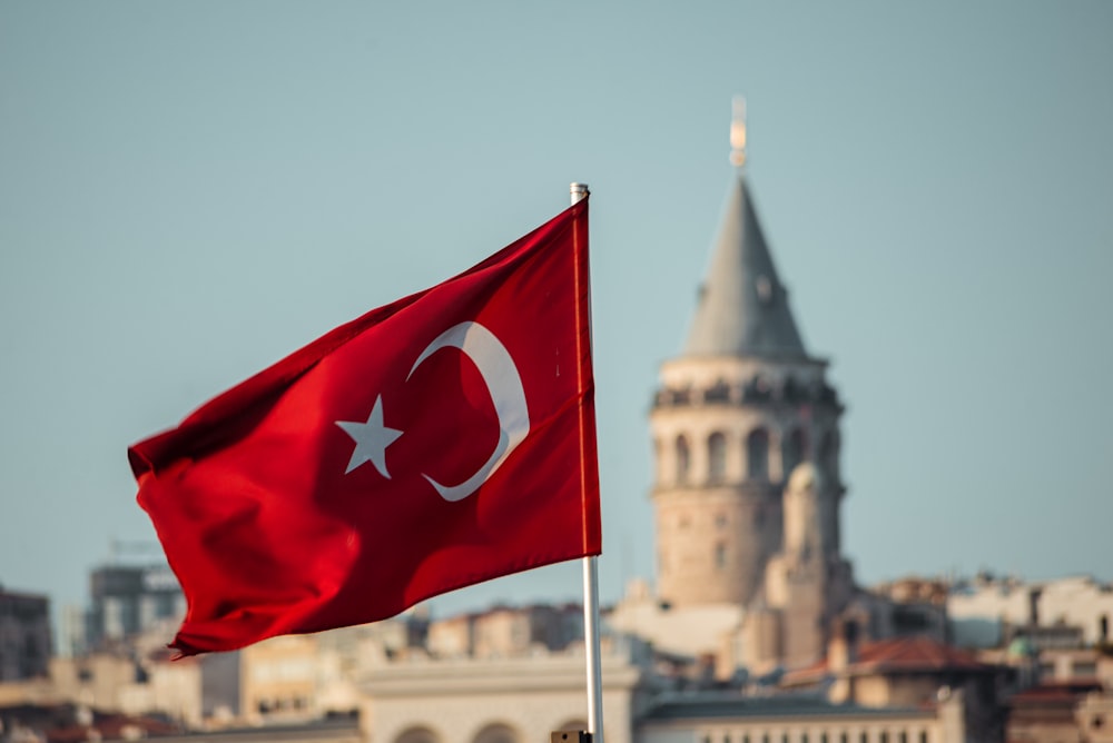 Una bandera de Turquía ondeando frente a una ciudad