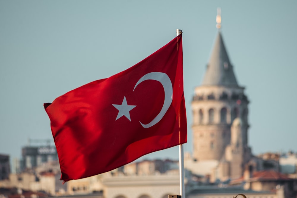 Un drapeau de la Turquie flottant devant un bâtiment