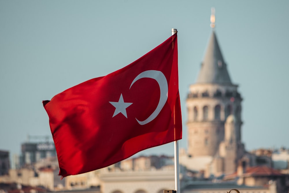 Una bandera de Turquía ondeando frente a un edificio