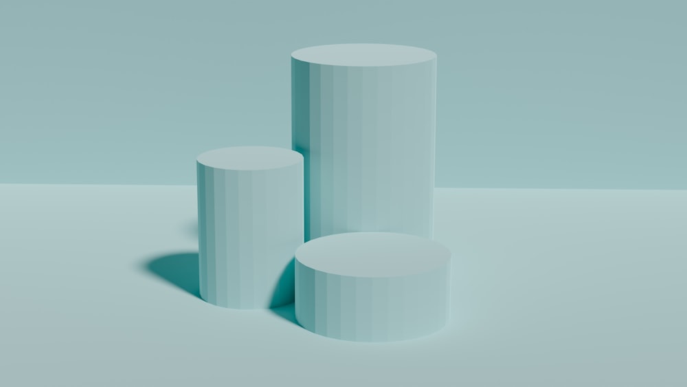 Tre oggetti cilindrici bianchi su sfondo azzurro