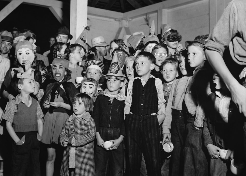 un groupe d’enfants debout les uns à côté des autres