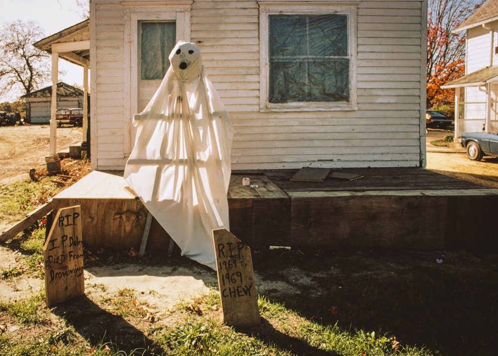 Une maison avec un faux fantôme devant elle