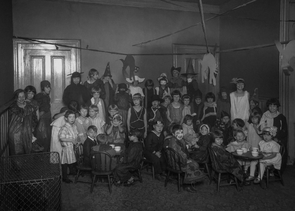 uma foto em preto e branco de um grupo de crianças