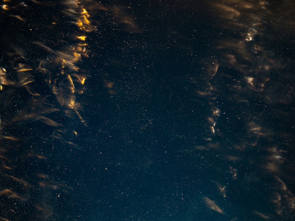 Une vue du ciel nocturne depuis un avion