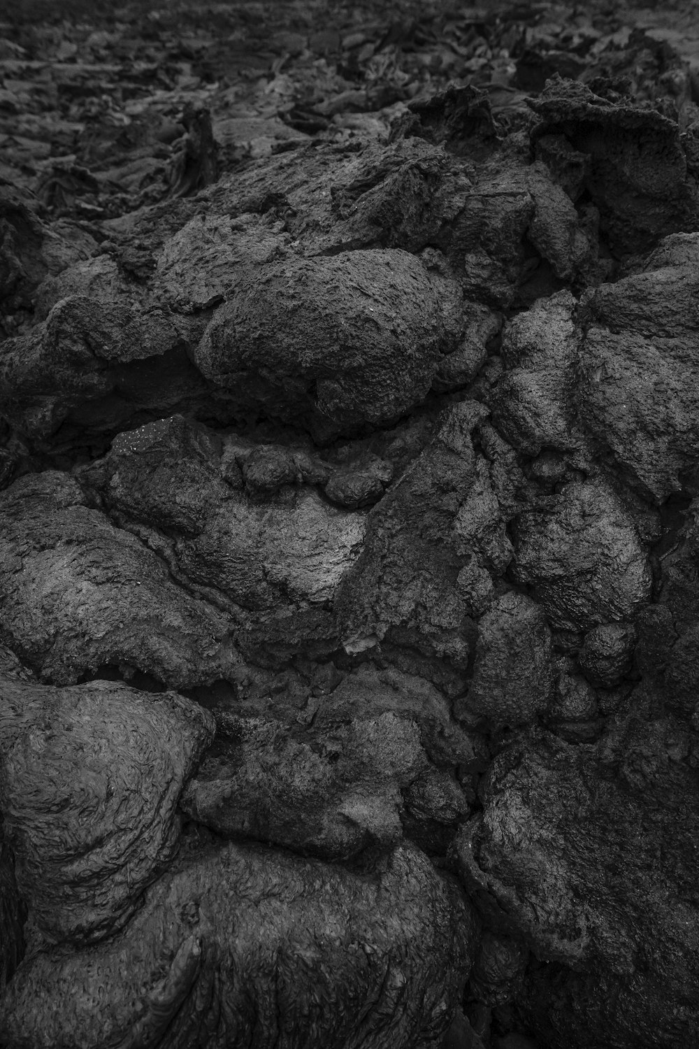 une photo en noir et blanc de quelques rochers