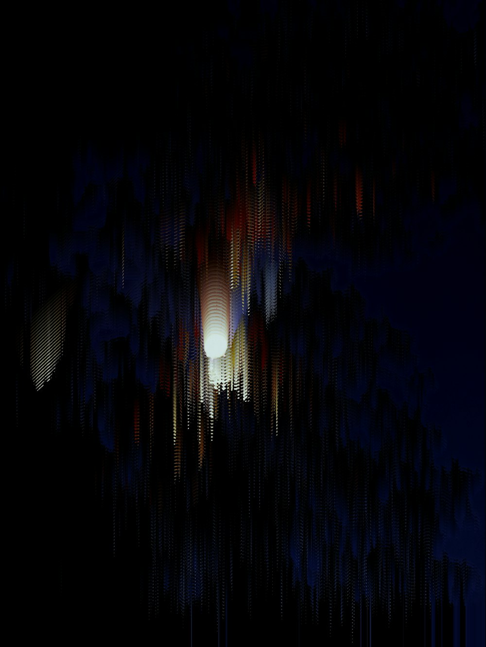 Una foto sfocata di una luna piena nel cielo notturno