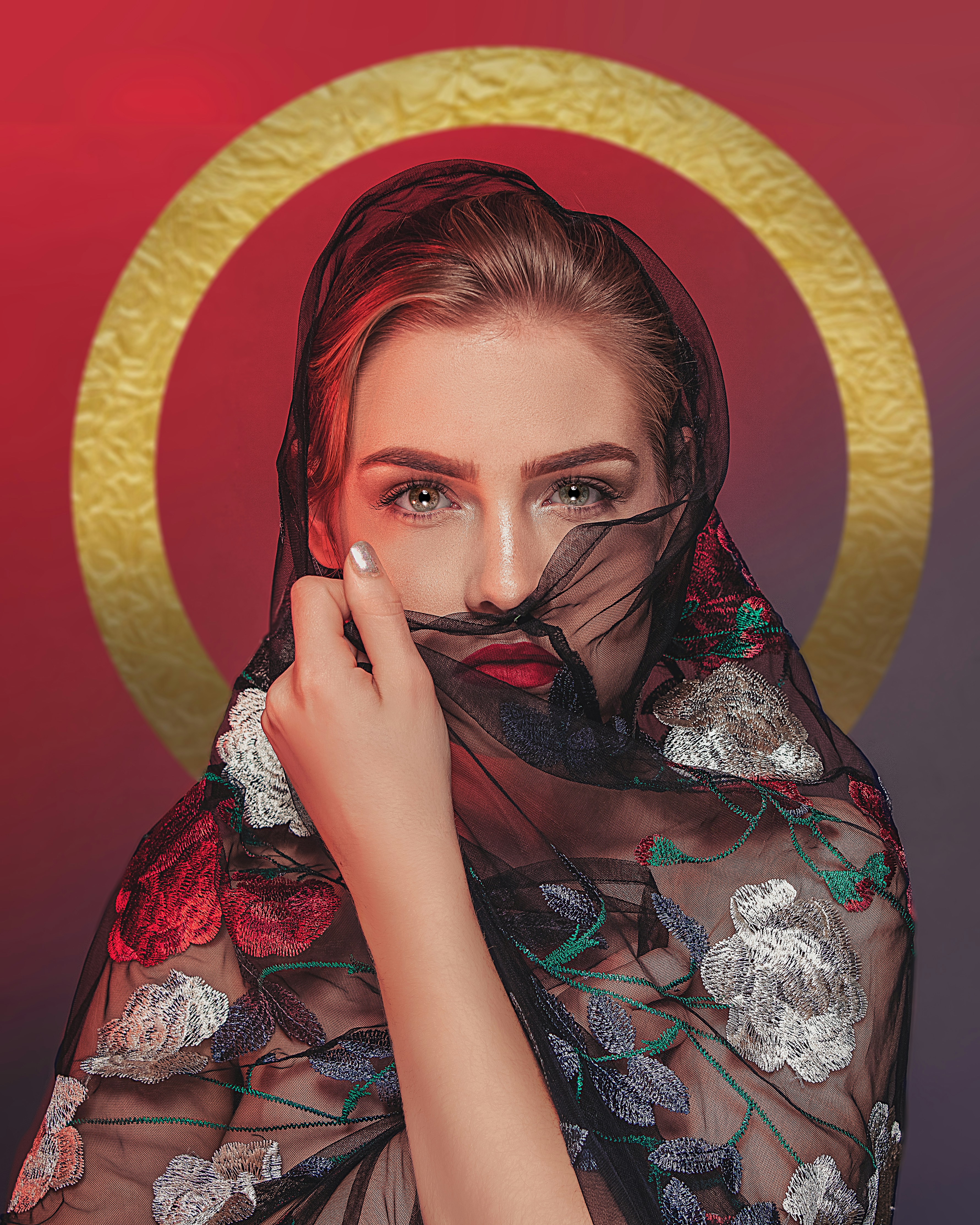 Une femme avec un voile sur la tête