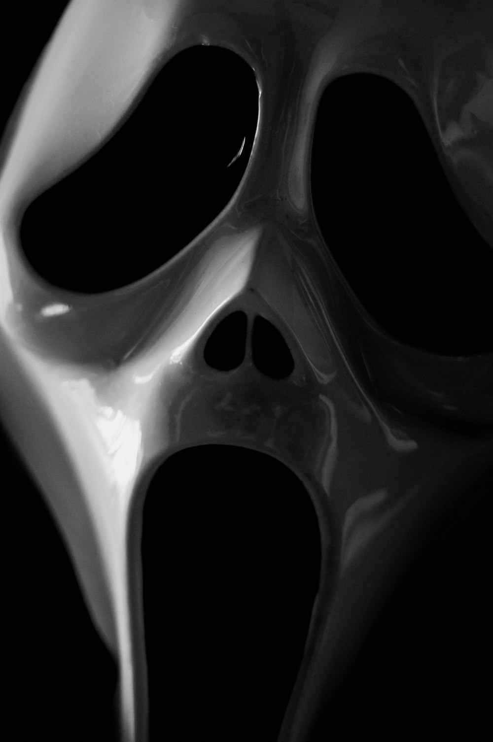 Une photo en noir et blanc d’un masque fantôme