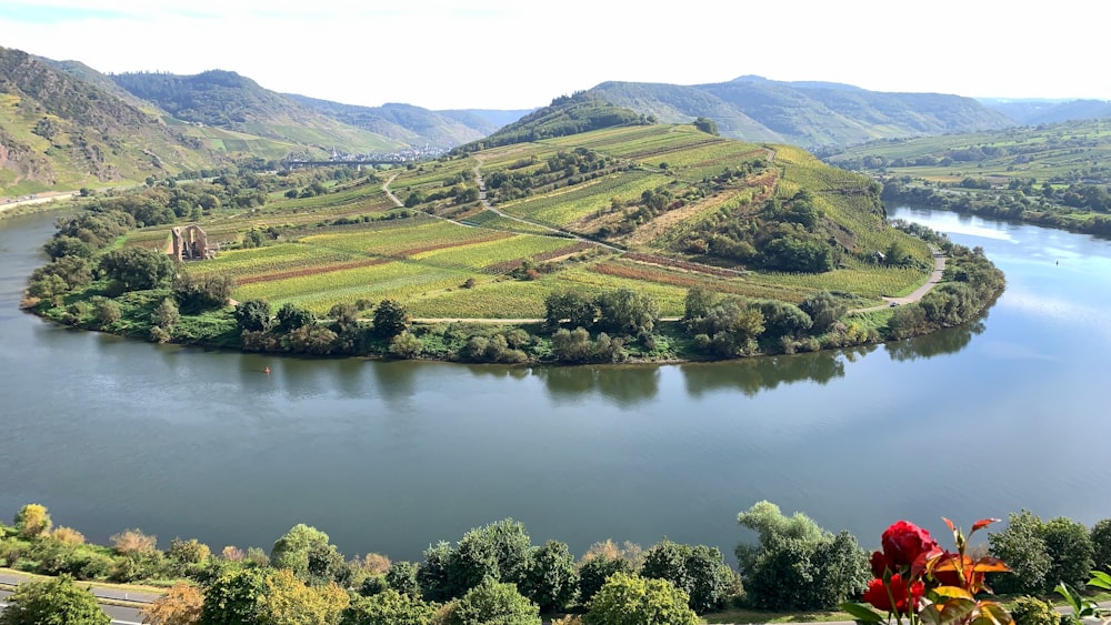 um grande corpo de água cercado por montanhas