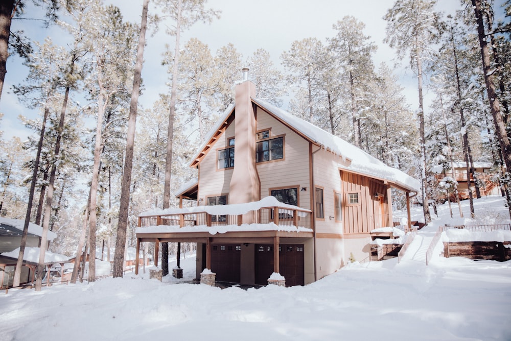 Una casa nel bosco coperta di neve