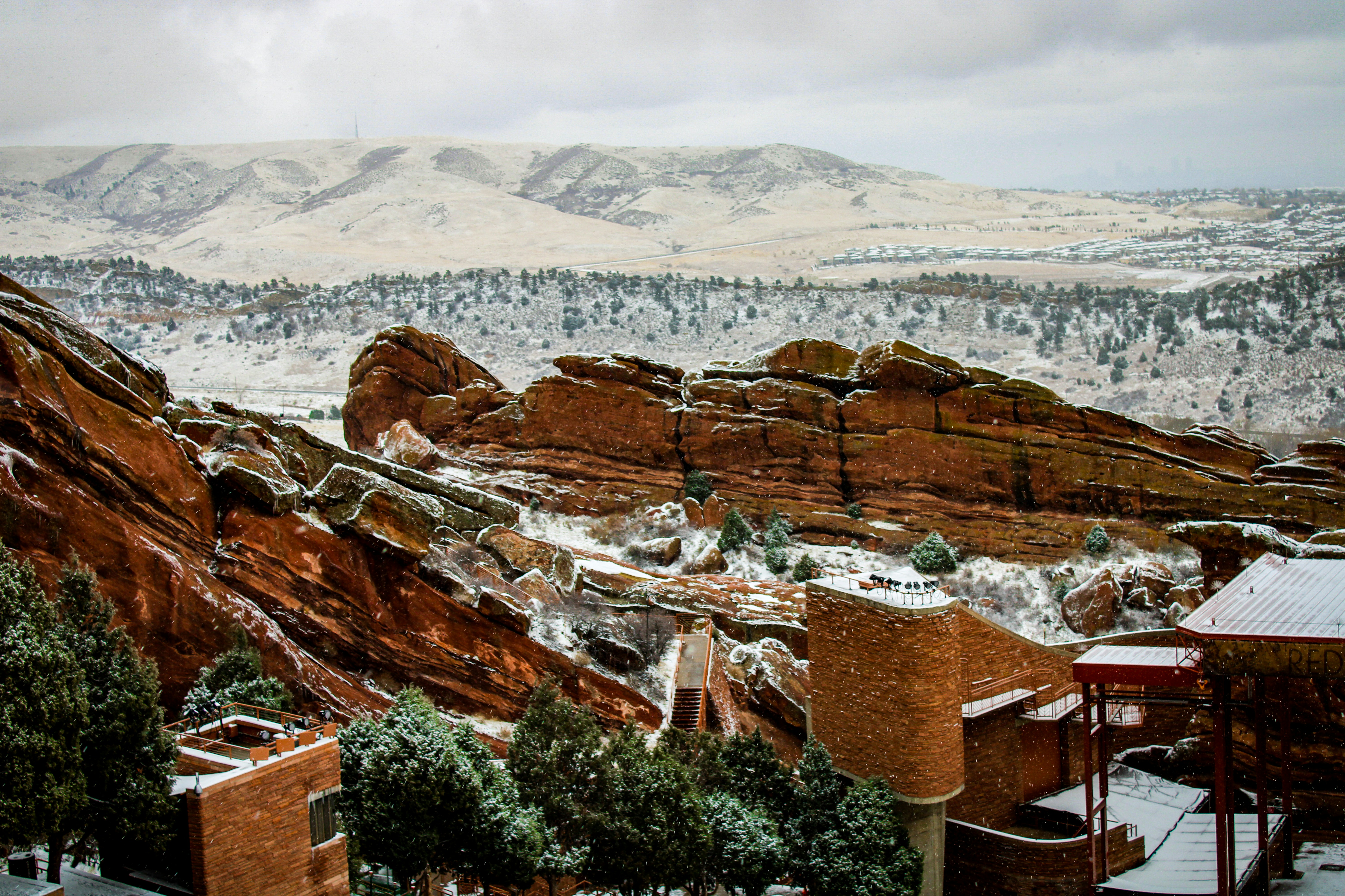木々や建物のある雪に覆われた山脈の眺め