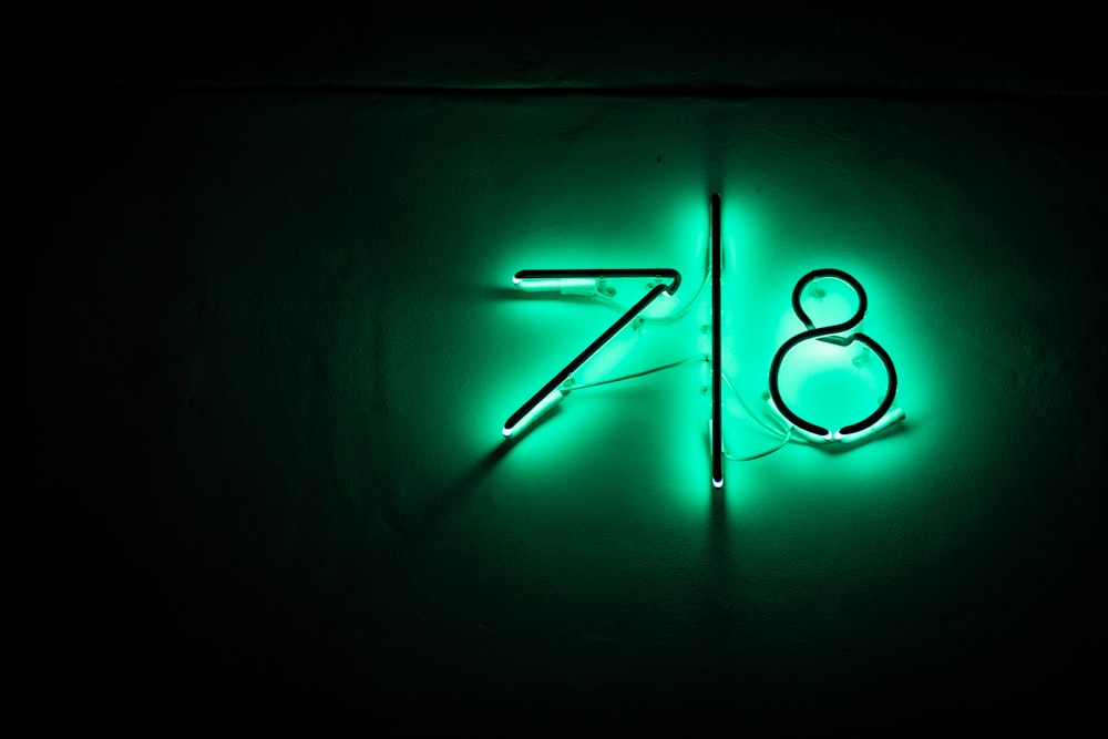 un'insegna verde al neon con la scritta '78'