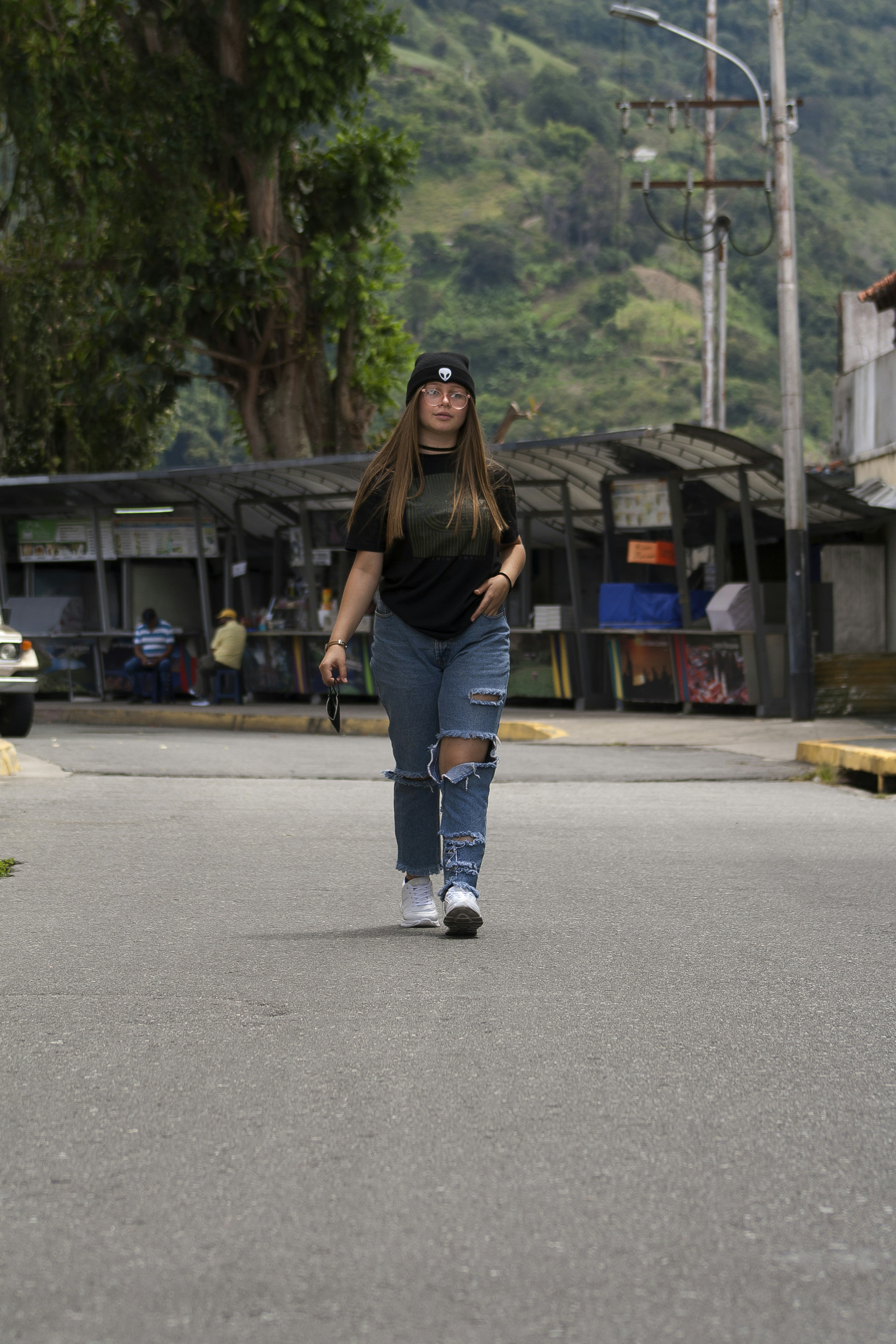 Chica Rubia Caminando en la Carretera