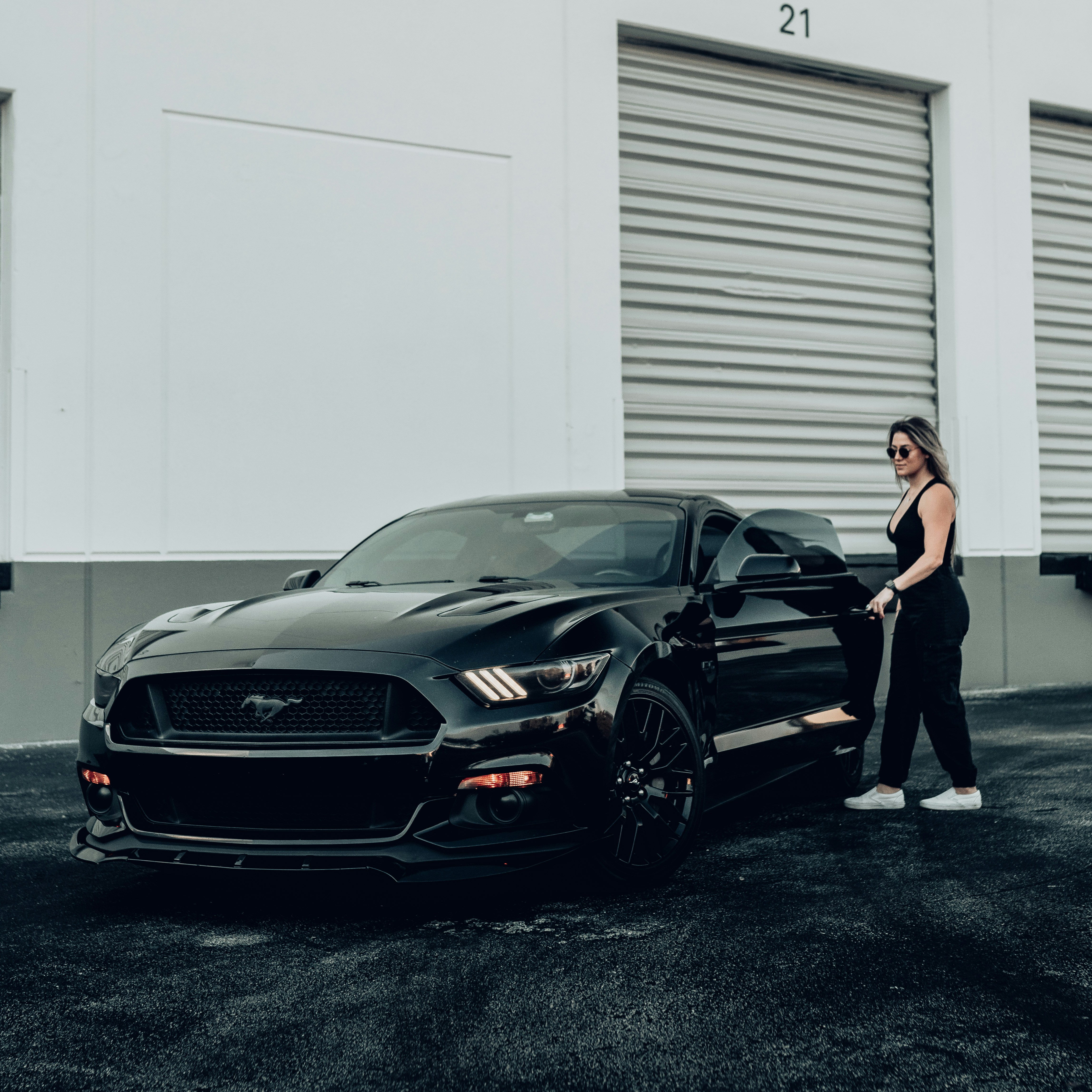 Choose from a curated selection of black wallpapers for your mobile and desktop screens. Always free on Unsplash.