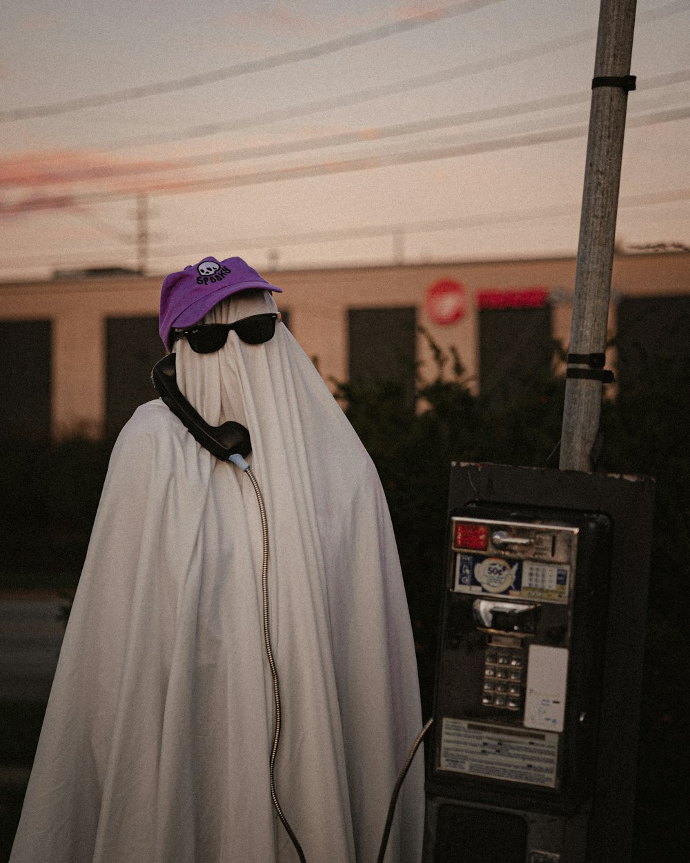 una persona con una capa blanca y un sombrero púrpura