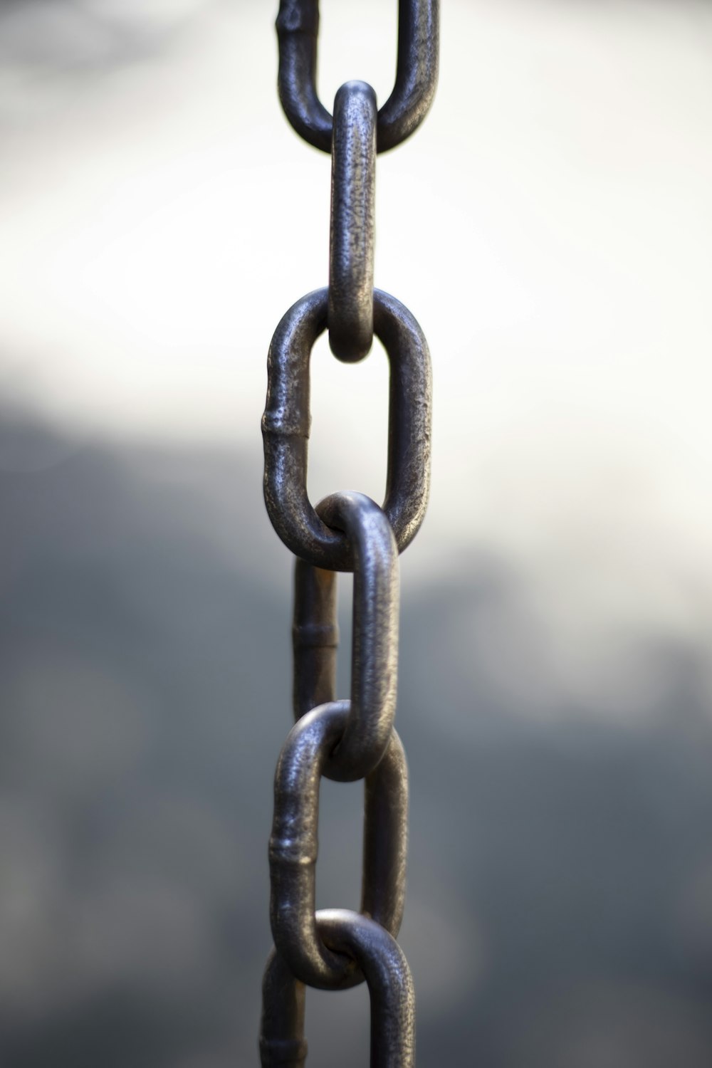 Un primer plano de una cadena con un cielo en el fondo