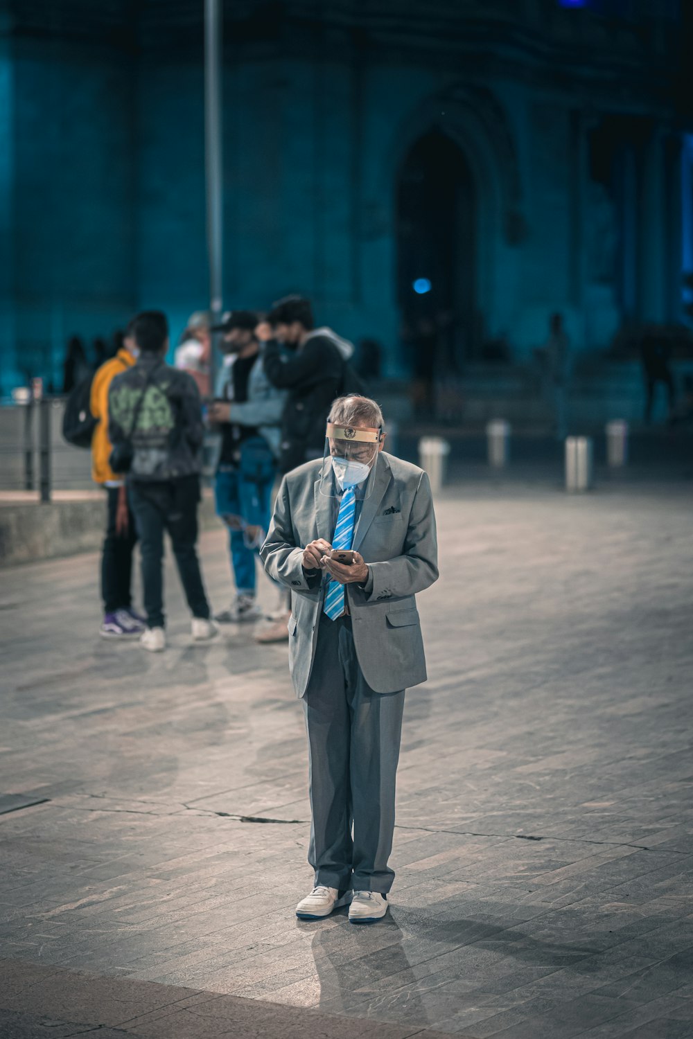 Ein Mann in Anzug und Krawatte steht auf einer Straße