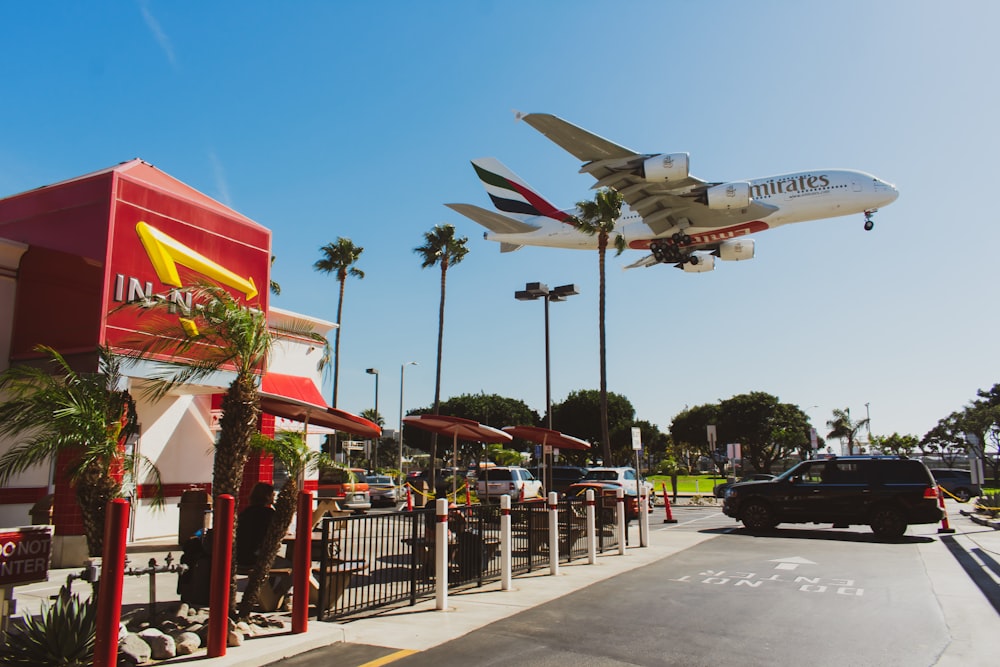 um avião está sobrevoando um restaurante do mcdonald's