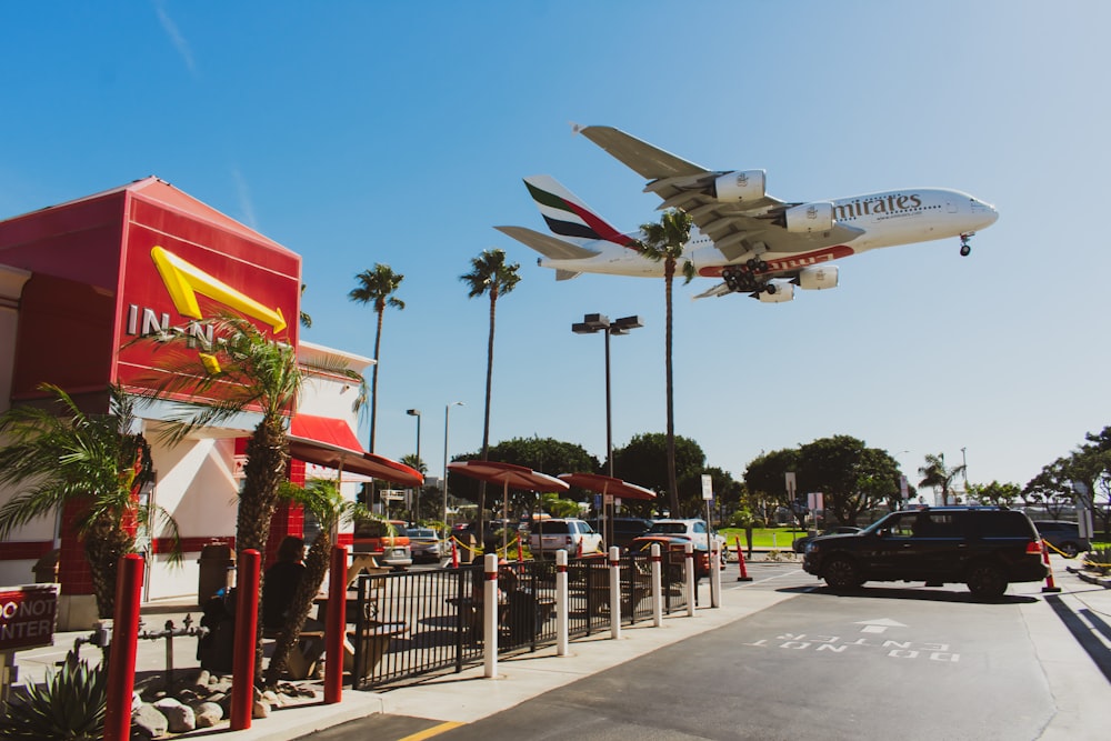 비행기가 맥도날드 레스토랑 위를 날고 있습니다.