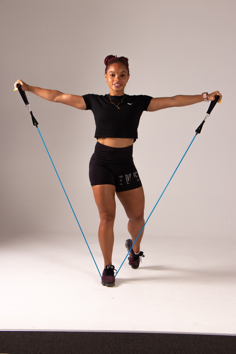 Femme s'entraînant avec des bandes élastiques de fitness