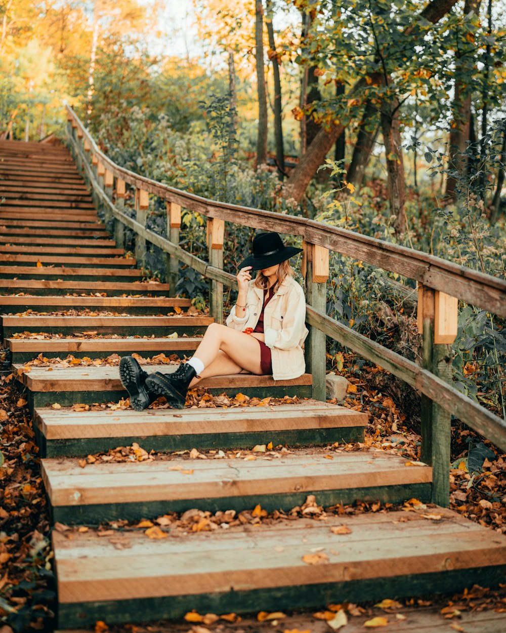Una mujer sentada en escalones en el bosque