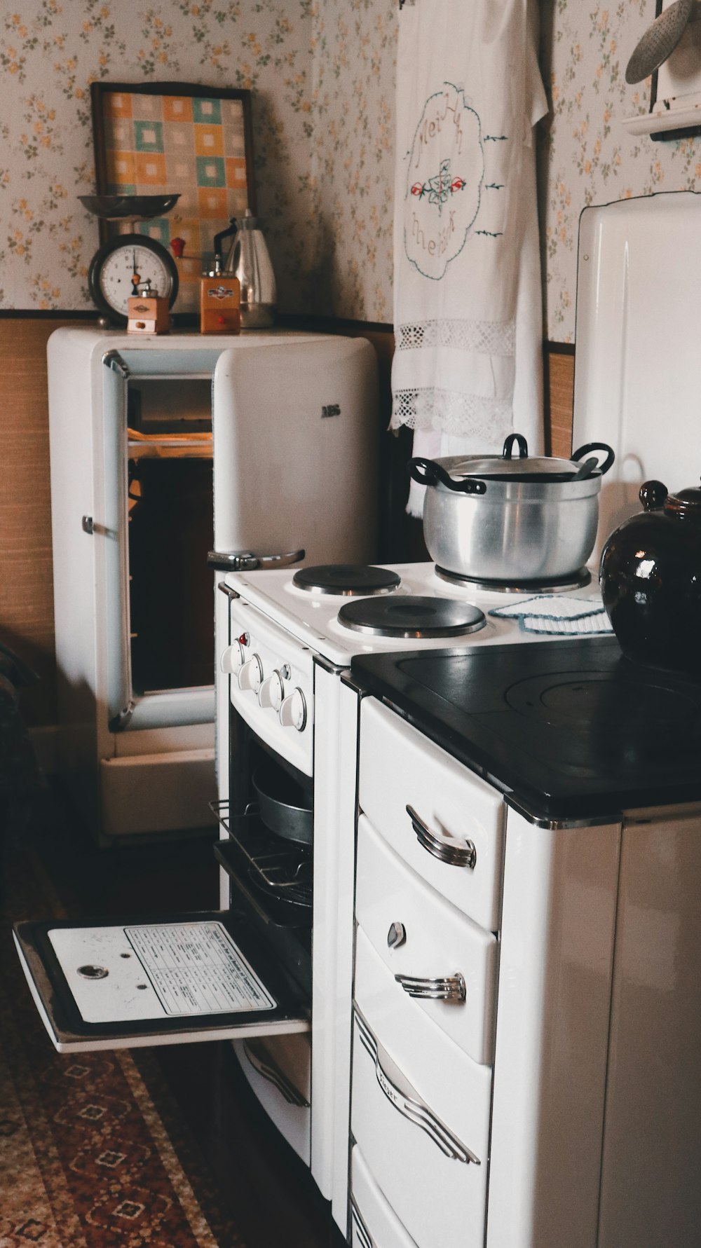 un horno de estufa sentado al lado de un refrigerador