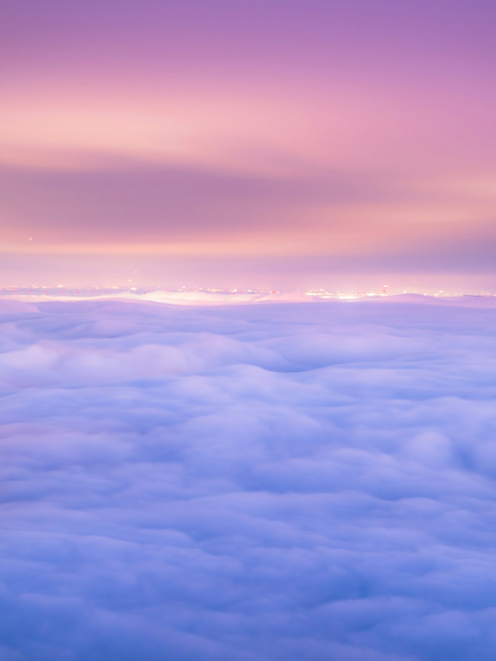 Una vista del cielo y las nubes desde un avión