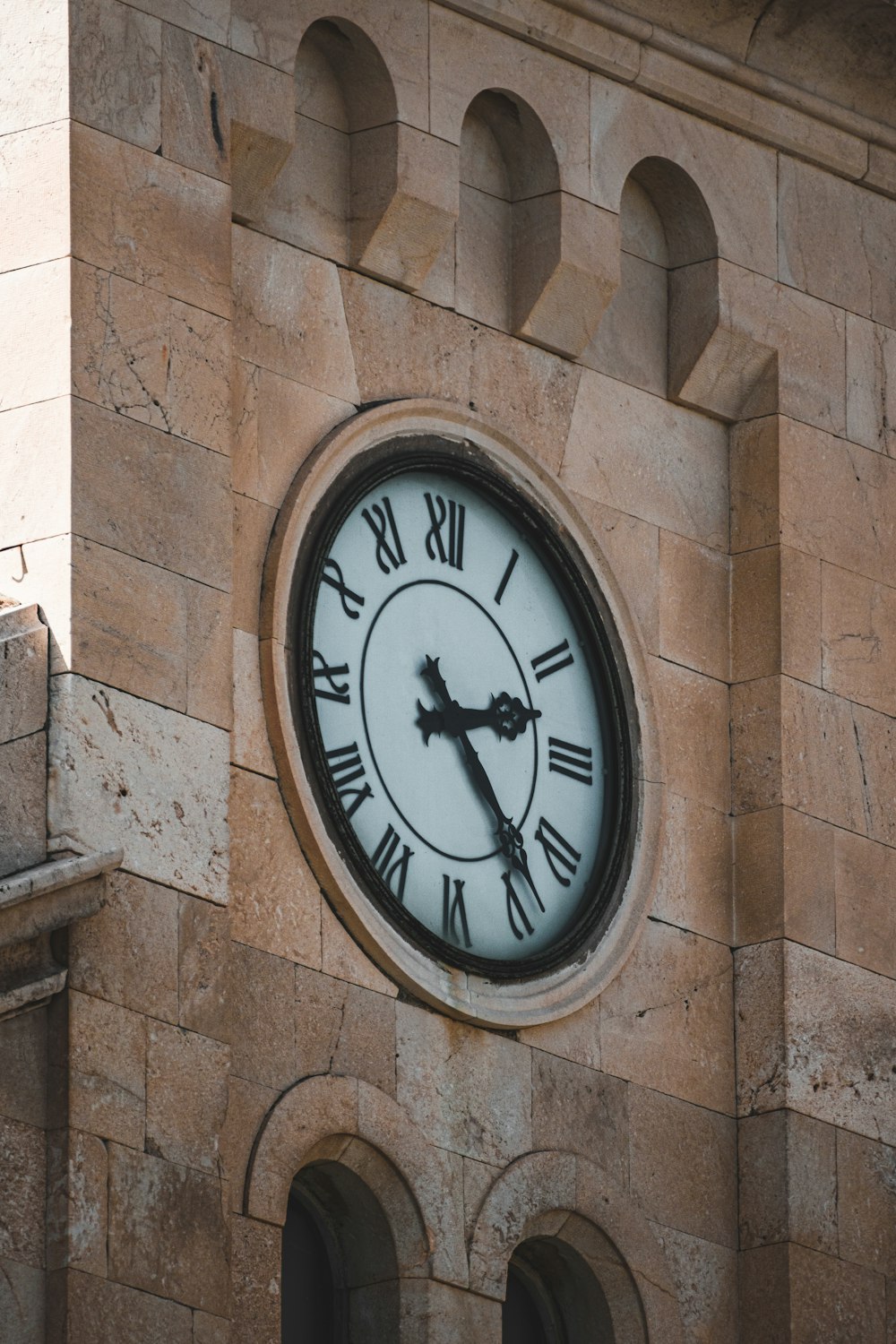 une grande horloge sur le côté d’un bâtiment