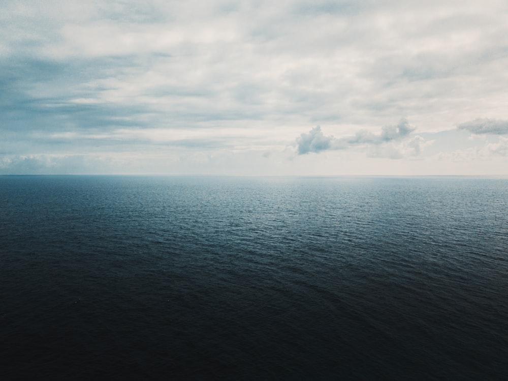 una gran masa de agua bajo un cielo nublado