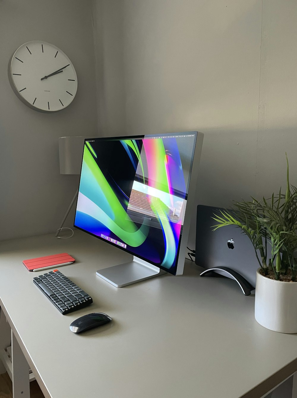 un ordinateur de bureau posé sur un bureau blanc