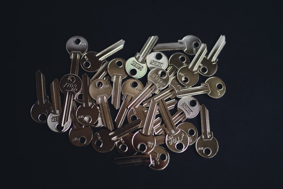 A pile of keys, more than can be counted at a glance.