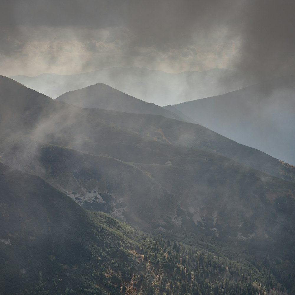 une vue d’une chaîne de montagnes avec des nuages dans le ciel