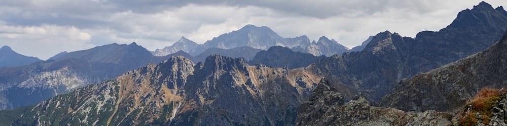 Una vista de una cadena montañosa con un cielo nublado