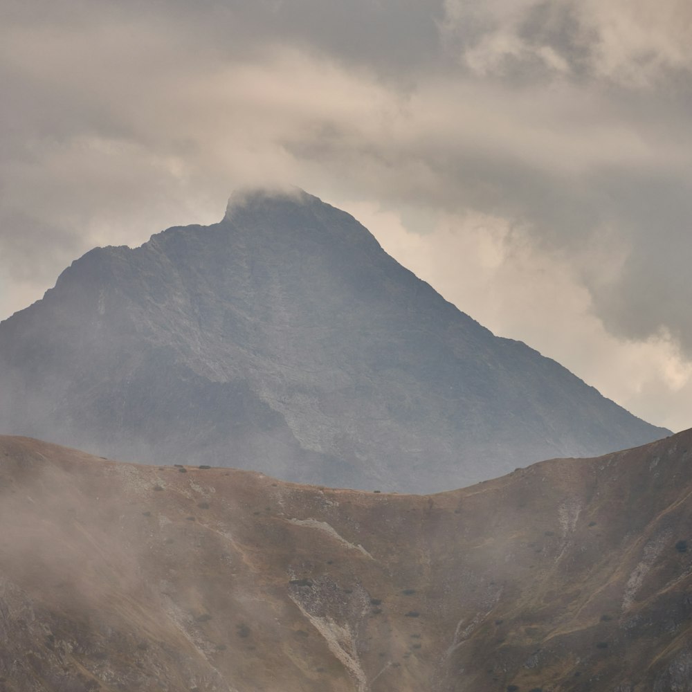 Una grande montagna con poche nuvole nel cielo