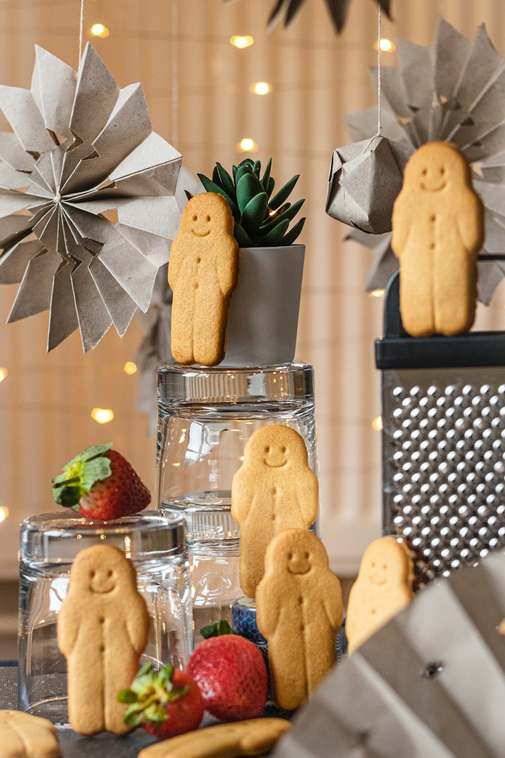 une table garnie de biscuits et une plante en pot