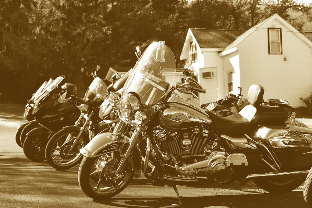 Eine Gruppe nebeneinander geparkter Motorräder