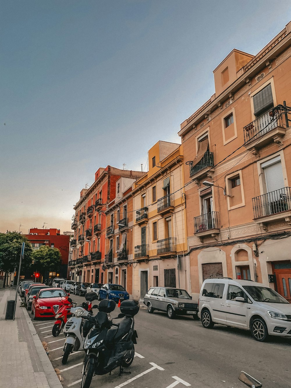 a city street filled with lots of parked cars