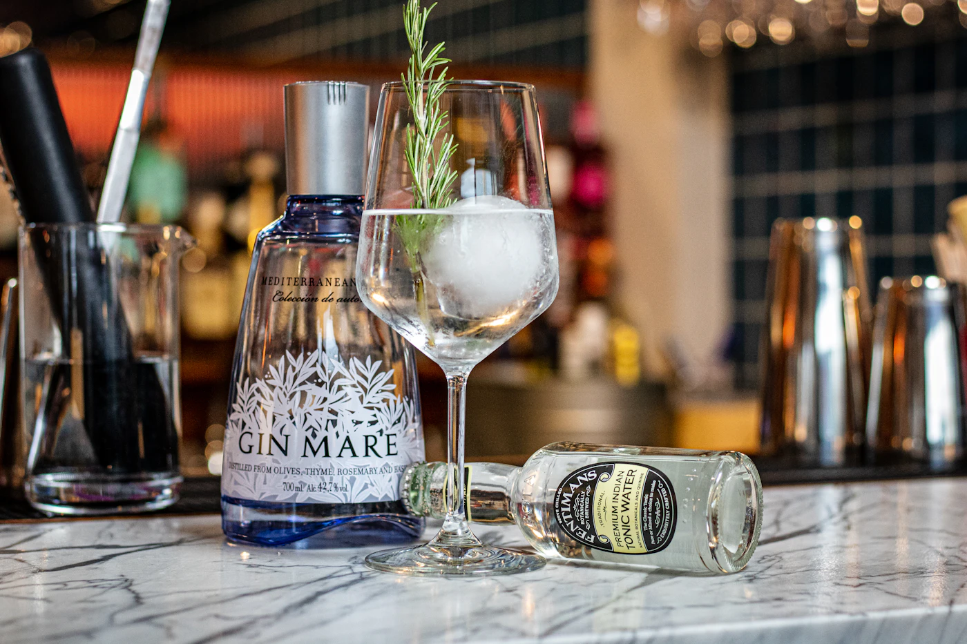 Gin and tonic poured over ice